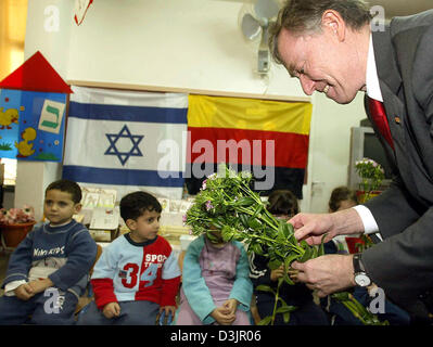 (Dpa) - Il presidente tedesco Horst Koehler visite di un asilo nido e fiori dà ai bambini di sderot, Israele, 2 febbraio 2005. La Koehler è su una quattro giorni di visita in Israele. Foto Stock