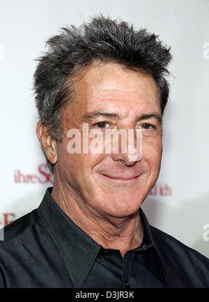 (Dpa) - attore statunitense Dustin Hoffman Sorrisi durante una foto chiamata per la imminente inizio del suo film "eine Frau ihre Schwiegereltern und ich' (Titolo originale: 'Meet il Fockers') all'Adlon hotel a Berlino, Germania, 1 febbraio 2005. Foto Stock