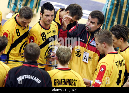 (Dpa) - nazionale tedesco di pallamano coach Heiner Brand (3a da R) parla con il suo compagno di squadra durante il gioco la Germania contrapposte e la Croazia a uomini della Pallamano mondiale campionati di Nabeul, Tunisia, martedì 1 febbraio 2005. Foto Stock