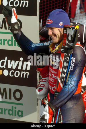 (Dpa) - Noi sciatore Bode Miller sorrisi e celebra dopo aver vinto la medaglia d'oro in uomini Super G all'Alpine Campionati Mondiali di Sci a Bormio, Italia, 29 gennaio 2005. Foto Stock