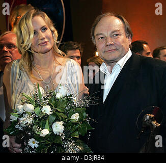 (Dpa) - US attrice Daryl Hannah sorride dopo la ricezione del 'Diva - World Award' accanto ai compagni di attore Klaus Maria Brandauer durante la quindicesima cerimonia di premiazione dei media tedeschi premio "IVA" presso il Deutsches Theater Monaco di Baviera, Germania, 27 gennaio 2005. Vincendo il premio Hannah sarà inoltre introdotto nel creato di recente "iva - Hall of Fame". Il premio, precedentemente noto come il 'Deut Foto Stock