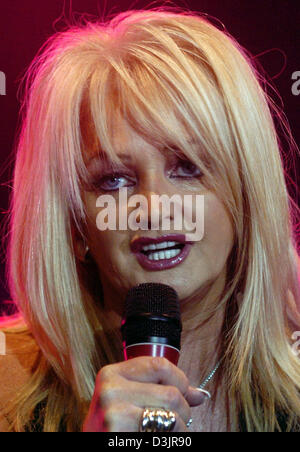 (Dpa) - British cantante rock Bonnie Tyler suona presso il Saturn Arena di Ingolstadt, Germania, 27 gennaio 2005. Molti artisti si sono esibiti in un concerto di beneficenza per le vittime della catastrofe dello tsunami in Asia del Sud. I proventi del concerto e un progetto di DVD sono dovuto andare a SOS Villaggi dei bambini nelle regioni di emergenza. Foto Stock