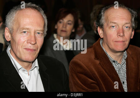 (Dpa) - Belga registi Jean-Pierre (L) e Luc Dardenne (R) ricevono il film di Brema Premio di Arte e Cultura del fondo di Bremen Sparkasse (banca di risparmio) presso il Municipio di Brema, Germania, 20 gennaio 2005. Secondo la giuria della dichiarazione il premio è stato dare ai fratelli Dardenne a riconoscere i loro meriti riguardante il cinema europeo. Foto Stock