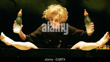 (Dpa) - attrice Simona Furiani interpreta la parte di Hannelore Kohl, moglie dell'ex cancelliere tedesco Helmut Kohl, durante la performance di danza e teatro giocare 'Hannelore Kohl' in Ludwigshafen, Germania, 19 gennaio 2005. Hannelore Kohl morì tre anni e mezzo fa in un tentativo di suicidio e il gioco racconta la storia della sua vita e della sua morte. Foto Stock