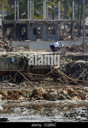 (Dpa) - Una scena di devastazione totale si presenta a chi guarda dopo il disastro del 26 dicembre 2004 nel villaggio di pescatori di Ban Nam Khem, Thailandia, 9 gennaio 2005. Le navi sono state catapultato dallo tsunami di diversi chilometri nel cuore, la maggior parte delle case è stata completamente distrutta. Foto Stock