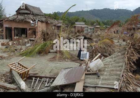 (Dpa) - La foto mostra un distrutto resort per vacanze vicino a Khao Lak, Thailandia, 9 gennaio 2005. Sebbene diverse centinaia di metri di distanza dalla spiaggia di edifici dell'hotel per vacanze sono stati completamente distrutti. Foto Stock