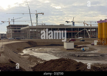 (Dpa) - Vista il cantiere per la costruzione della nuova sede del tedesco produttore di semiconduttori Infineon a Monaco di Baviera, Germania, 12 gennaio 2005. Situato nella zona sud di Monaco di Baviera il quartier generale sarà parte del nuovo quartiere cittadino 'Campeon' che, accanto a Infineon edifici per uffici, casa anche un parco e gli edifici residenziali entro un 'Verde' ambiente. Foto Stock