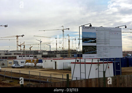 (Dpa) - Vista il cantiere per la costruzione della nuova sede del tedesco produttore di semiconduttori Infineon a Monaco di Baviera, Germania, 12 gennaio 2005. Situato nella zona sud di Monaco di Baviera il quartier generale sarà parte del nuovo quartiere cittadino 'Campeon' che, accanto a Infineon edifici per uffici, casa anche un parco e gli edifici residenziali entro un 'Verde' ambiente. Foto Stock