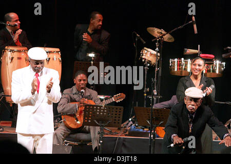 (Dpa) - Cantanti cubani Pio Lyval (R) e Julio Alberto Fernandez, entrambi membri del famoso Buena Vista Social Club, eseguire insieme con il cantante Maria Rodriguez (R, indietro) durante un concerto a Dresda, in Germania, 3 gennaio 2005. Foto Stock