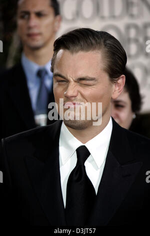 (Dpa) - Noi l'attore Leonardo DiCaprio winks con il suo occhio frequenta la sessantaduesima Annuale di Golden Globe Awards a Beverly Hills, Stati Uniti d'America, 16 gennaio 2005. DiCaprio ha vinto il premio nella categoria Best Lead per parte sua come noi milionario Howard Hughes nel film "Aviator". Foto Stock