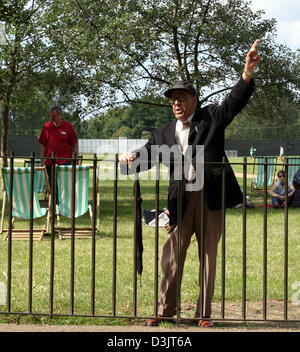 (Dpa file) - Un altoparlante si trova di fronte a una recinzione al "Speakers Corner nell'Hyde Park di Londra, Londra, Regno Unito, 12 giugno 2004. "Speakers Corner si trova a nord-est tippend del parco ed è tradizionalmente il luogo dove chiunque può tenere un discorso pubblico e dire quello che vogliono. L'angolo è stato assegnato per questo scopo nel 1872 quando il parco è diventato un luogo preferito per la pubblica speeche Foto Stock