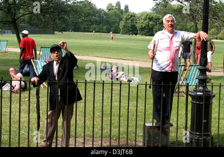 (Dpa file) - Due altoparlanti stare accanto a ogni altro in un recinto a "Speakers Corner nell'Hyde Park di Londra, Londra, Regno Unito, 12 giugno 2004. "Speakers Corner si trova a nord-est tippend del parco ed è tradizionalmente il luogo dove chiunque può tenere un discorso pubblico e dire quello che vogliono. L'angolo è stato assegnato per questo scopo nel 1872 quando il parco è diventato un preferito pla Foto Stock