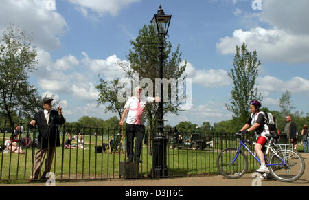 (Dpa file) - Due altoparlanti stare accanto a ogni altro in un recinto a "Speakers Corner nell'Hyde Park di Londra, Londra, Regno Unito, 12 giugno 2004. "Speakers Corner si trova a nord-est tippend del parco ed è tradizionalmente il luogo dove chiunque può tenere un discorso pubblico e dire quello che vogliono. L'angolo è stato assegnato per questo scopo nel 1872 quando il parco è diventato un preferito pla Foto Stock