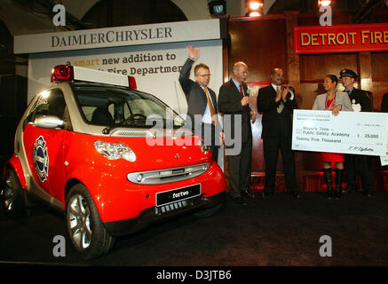 (Dpa) - Smart CEO Ulrich Walker (L) e Chrysler CEO Dieter Zetsche (2a da L) presenti controlli e una smart che è stato convertito in un incendio-motore di Detroit Fire Commissario Tyrone Scott (terza da L) mentre il capo della polizia bullo Edla Cummings (2a da R) e Kimm L. Fett (R), presidente di Detroit Firemens Fund Association, sono presenti al firehouse a Detroit, STATI UNITI D'AMERICA, Foto Stock