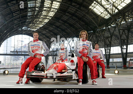 (Dpa) - Tedesco pilota di Formula Uno Ralf Schumacher (anteriore L-R), il suo team italiano Jarno Trulli, il test driver Olivier Panis (Francia, TORNA L-R), e il brasiliano Ricardo Zonta pongono durante la presentazione della nuova Toyota formula one racing car per la stagione 2005 presso la stazione dei treni "Estacion de Franca' nel centro di Barcellona, Spagna, 8 gennaio 2005. Il team Toyota vuole utilizzare il Foto Stock