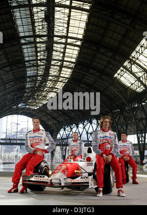 (Dpa) - Tedesco pilota di Formula Uno Ralf Schumacher (anteriore L-R), il suo team italiano collega Jarno Trulli, il test driver Olivier Panis (Francia, TORNA L-R), e il brasiliano Ricardo Zonta pongono durante la presentazione della nuova Toyota formula one racing car per la stagione 2005 presso la stazione dei treni "Estacion de Franca' nel centro di Barcellona, Spagna, 8 gennaio 2005. Il team Toyota vuole t Foto Stock