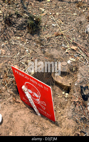 (Dpa) - Un Teschio e Ossa Croce segno indica i pericoli di un anti-mine (superiore) che è legato ad un anti-serbatoio mine in un campo minato vicino a Kuningha vicino al totalmente distrutto capitale del distretto di Kuito, Angola, circa due ore di volo dalla capitale Luanda. Foto realizzata il 05 settembre, 2003. Fino ad oggi in Angola è pesantemente minate. Diverse organizzazioni hanno iniziato la Foto Stock