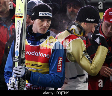 (Dpa) - finlandese ponticello sci Janne Ahonen (L) guarda verso il display mentre in piedi accanto a Austrian Martin Hoellwarth durante la 53a internazionale di quattro colli nel torneo di Bischofshofen, Austria, 6 gennaio 2005. Hoellwarth ha vinto la fase finale di ski-jumping quattro colli Tour e negato il campione globale Janne Ahonen un raro Grand Slam. Foto Stock