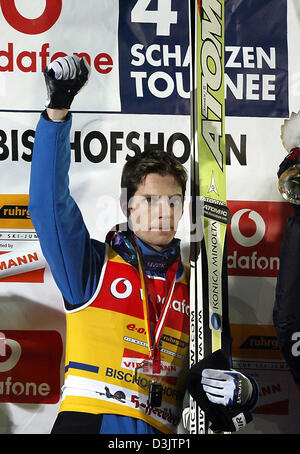 (Dpa) - finlandese ponticello sci Janne Ahonen onde durante la 53a internazionale di quattro colli nel torneo di Bischofshofen, Austria, 6 gennaio 2005. Ahonen è stata in grado di rivendicare il titolo assoluto. Foto Stock