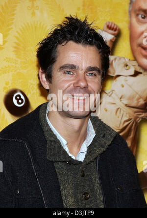 (Dpa) - direttore tedesco Tom Tykwer arriva per il Berlin premiere del film 'Alles auf Zucker' (tutto su zucchero) presso il teatro di film a Friedrichshain di Berlino, Germania, 6 gennaio 2005. Foto Stock
