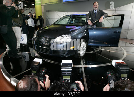 (Dpa) - Bernd Pischetsrieder (R), presidente della casa automobilistica tedesca VW (Volkswagen), pone con VW è di nuovo modello di auto Jetta davanti a un gruppo di fotografi presso il Los Angeles Motorshow di Los Angeles, California, USA, 5 gennaio 2005. VW sta puntando a stabilizzare le proprie cifre di vendita nel corrente anno di attività dopo la crisi in attività nel 2004. Foto Stock