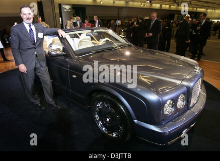 (Dpa) - Bernd Pischetsrieder (R), presidente della casa automobilistica tedesca VW (Volkswagen), pone accanto a uno studio di una Bentley auto modello che viene introdotto presso il Los Angeles Motorshow di Los Angeles, California, USA, 5 gennaio 2005. La nuova auto di lusso si aspetta di essere messo sul mercato dal 2006. Foto Stock