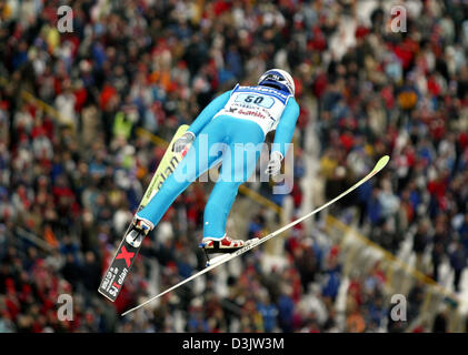 (Dpa) - Swiss Ski jumper Simon Ammann salta davanti a una grande folla durante la terza gamba della 53 International quattro colli nel torneo di Innsbruck, Austria, lunedì 3 gennaio 2005. Foto Stock