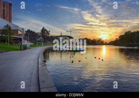 Il sole tramonta oltre il Fiume Torrens nella città di Adelaide, Australia del Sud Foto Stock