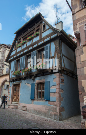 Strade in Riquewihr, Haut-Rhin, Alsazia, Voges, Francia. Foto Stock