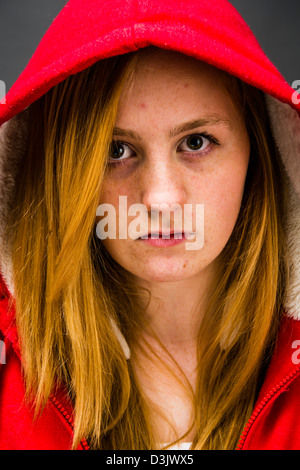 Un moody sulky 16, 17 anni dai capelli rossi freckle fronte ragazza adolescente, indossare una felpa con cappuccio REGNO UNITO Foto Stock