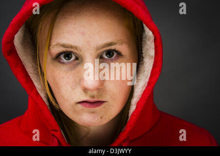 Un moody sulky 16, 17 anni dai capelli rossi freckle fronte ragazza adolescente, indossare una felpa con cappuccio REGNO UNITO Foto Stock