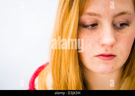 Un moody sulky 16, 17 anni dai capelli rossi freckle fronte ragazza adolescente, REGNO UNITO Foto Stock