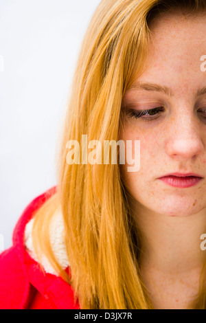 Un moody sulky 16, 17 anni dai capelli rossi freckle fronte ragazza adolescente, REGNO UNITO Foto Stock