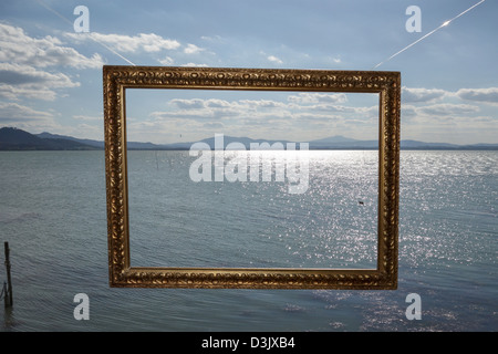 Lago Trasimeno incorniciato come in una pittura di Magritte Foto Stock