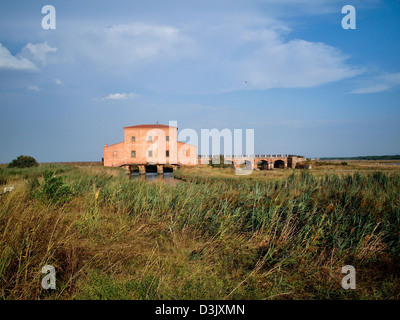 Il 'Casina Rosa" (casa rosa) nei pressi di Castiglione della Pescaia, Toscana, Italia Foto Stock