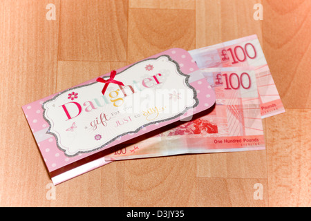 Figlia di denaro carta regalo con due 100 lb note Foto Stock