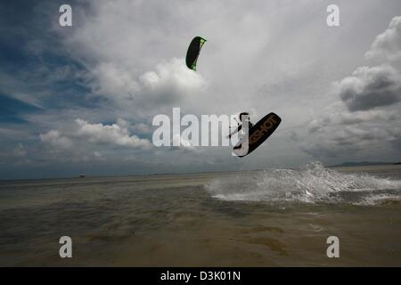 Il Bintan, Indonesia. Xx Febbraio 2013. Gli atleti competere nel 2013 Kiteboard Tour Asia il 20 febbraio 2013 nell'Isola di Bintan, Indonesia. Kiteboard Tour Asia (kt/a) hanno 100 atleti provenienti da 26 paesi parteciperanno alla KTA. (Immagine di credito: credito: Sijori Immagini/ZUMAPRESS.com/Alamy Live News) Foto Stock