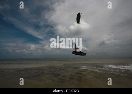 Il Bintan, Indonesia. Xx Febbraio 2013. Gli atleti competere nel 2013 Kiteboard Tour Asia il 20 febbraio 2013 nell'Isola di Bintan, Indonesia. Kiteboard Tour Asia (kt/a) hanno 100 atleti provenienti da 26 paesi parteciperanno alla KTA. (Immagine di credito: credito: Sijori Immagini/ZUMAPRESS.com/Alamy Live News) Foto Stock