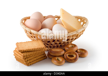 Uova, formaggio, pasticceria sono fotografati sullo sfondo bianco Foto Stock