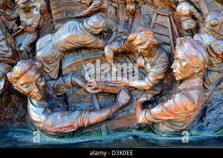 Londra, Inghilterra, Regno Unito. Battle of Britain memorial (2005: Paolo giorno) Victoria Embankment. Dettaglio - le donne che lavorano nella fabbrica di aeromobili Foto Stock