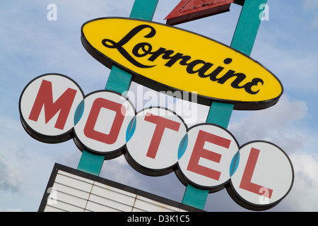 Un segno per la Lorraine Motel, sito del National Civil Rights Museum nel quartiere storico di Memphis, Tennessee. Foto Stock