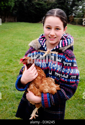 Ragazza giovane con la gallina Foto Stock