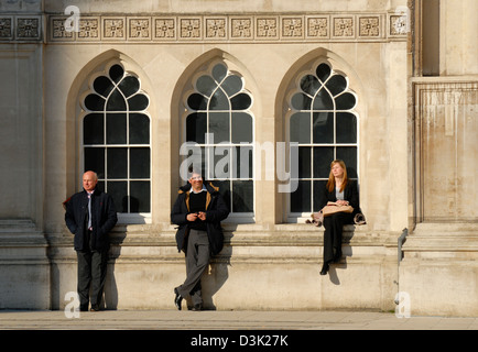 Londra, Inghilterra, Regno Unito. La Guildhall (15thC) Città di Londra. Facciata. Le persone in un momento di relax a ora di pranzo Foto Stock