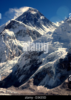 Vista del Monte Everest, sul Nuptse e Changtse dalla sommità di Kala Patthar. Foto Stock