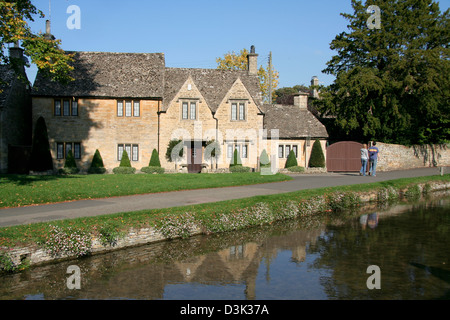 Occhio di fiume e cottage Lower Slaughter Gloucestershire England Regno Unito Foto Stock