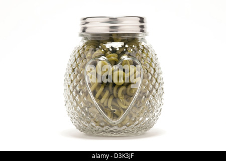 Il verde di spinaci in pasta di vetro a forma di cuore jar Foto Stock