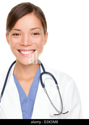 Ritratto di multirazziale Asian / femmina caucasica professionista medico sorridente isolati su sfondo bianco Foto Stock