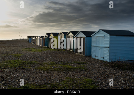 Spiaggia di capanne in una luce della sera a Lancing Beach, West Sussex Foto Stock