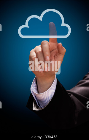 Il cloud computing concetto. Man mano fare clic sulla icona a forma di nuvola Foto Stock