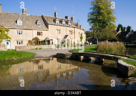 Occhio di fiume e cottage Lower Slaughter Gloucestershire England Regno Unito Foto Stock